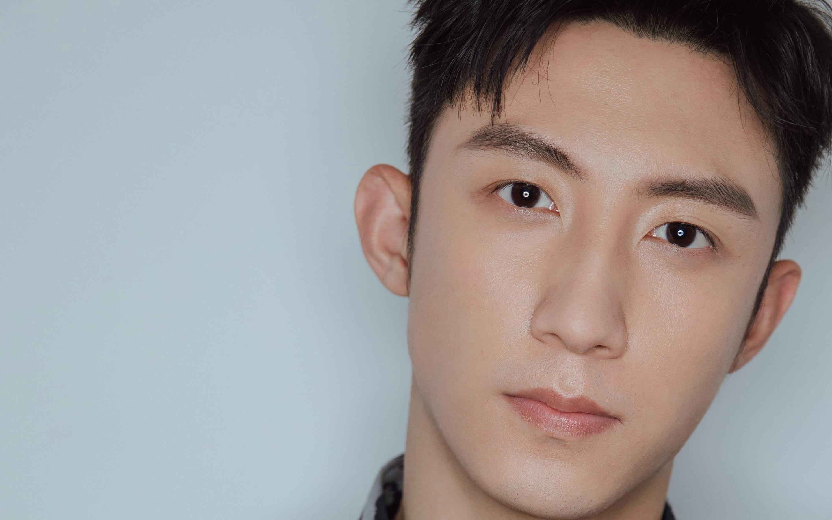 九游官网下载电脑版-詹姆斯带伤坚持比赛展现职业精神，詹姆斯受伤了